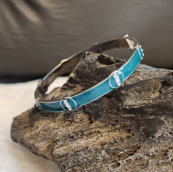 NWOT Lia Sophia "Clear Skies" Turquoise and Silver Cut Crystal bracelet - Picture 1 of 3